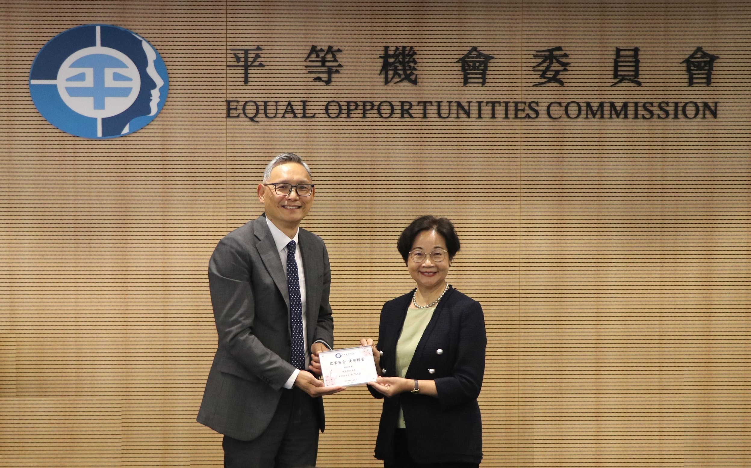 平機會主席林美秀女士（右）向主講嘉賓香港特別行政區政府保安局副局長卓孝業先生（左）致送紀念品。